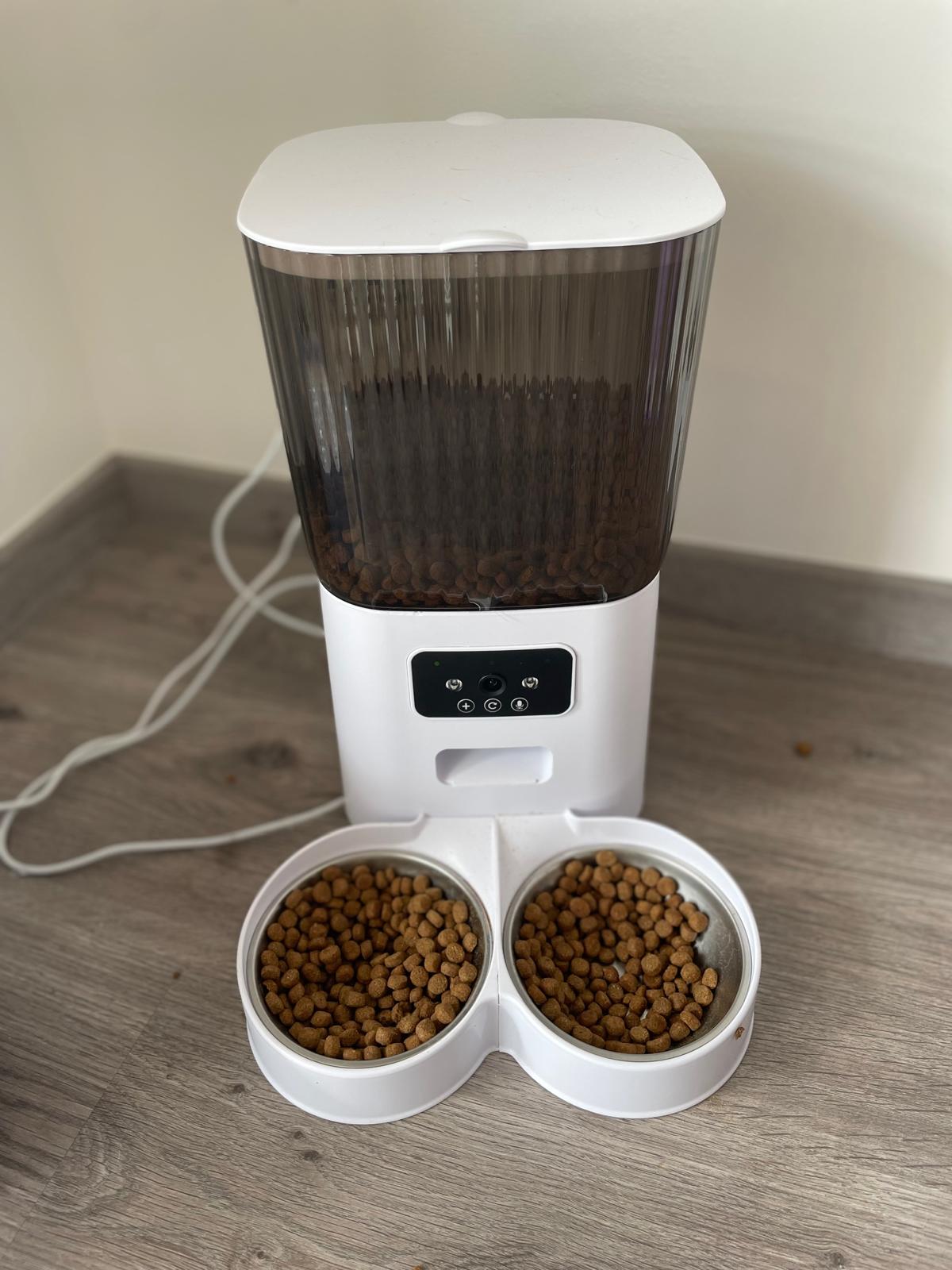 Distributeur Automatique de Croquettes avec caméra et deux gamelles Coeur de Chat
