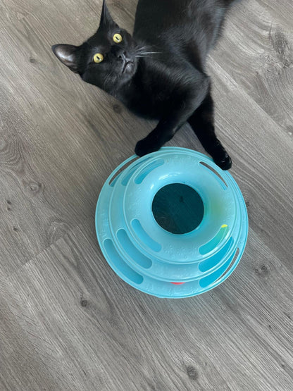 Jouet interactif pour chat à 3 niveaux avec balles colorées Coeur de Chat, un chat noir est allongé avec les pattes dans le jeu
