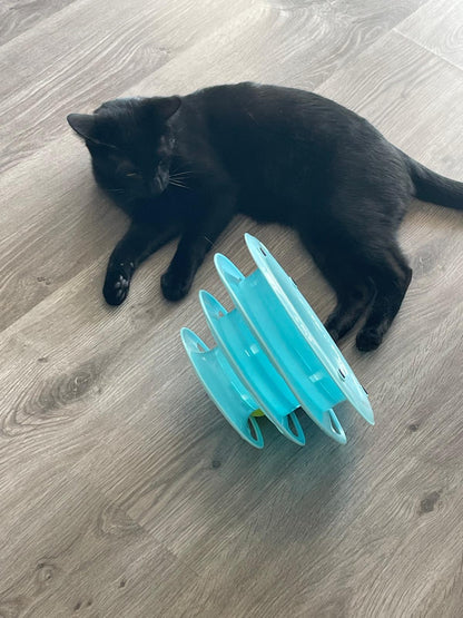 Jouet interactif pour chat à 3 niveaux avec balles colorées Coeur de Chat, un chat noir est allongé à côté du jeu qu'il a renversé